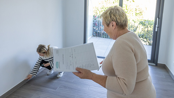 Huurder controleert de huurwoning